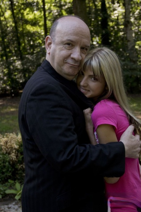 Крошечная девочка-подросток, нуждающаяся в быстрых деньгах, соблазняет старика и сосет его член 5