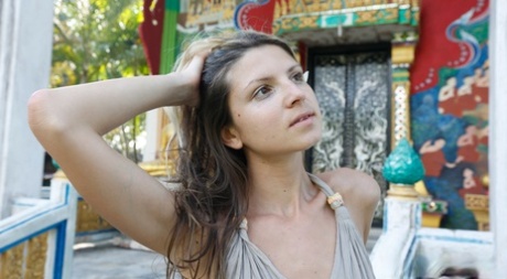 Миниатюрная девушка Джина Герсон мелькает в юбке без трусиков на ступеньках 2