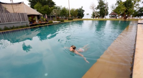 Миниатюрная молоденькая Джина Герсон обнажает свои маленькие сиськи в бикини у бассейна 9