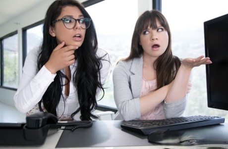 Брюнетка, Девушка на девушке, Фантазии о члене, Натуральные сиськи, Дрочка ободком, Дрочит пальцами 1