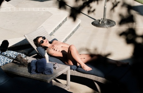 Горячая брюнетка Джина Валентина мастурбирует перед жестким сексом с Чёрный хуй 5