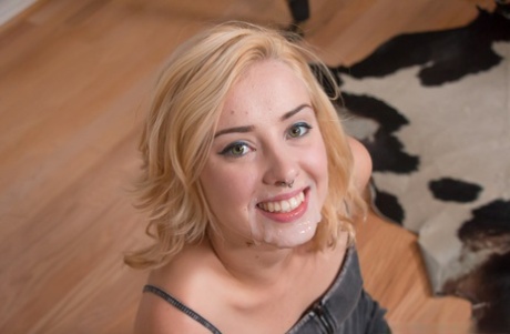 Одетая молодая блондинка Хейли Рид ублажает член оральным сексом 15