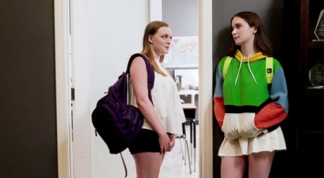 Две тинейджерки Хейзел Мур и Саманта Рейнс бок о бок пишут тест в 4