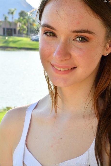 Натуральная рыжеволосая Хейзел сосет фаллоимитатор в обнаженном виде перед тренировкой в тренажерном зале 3