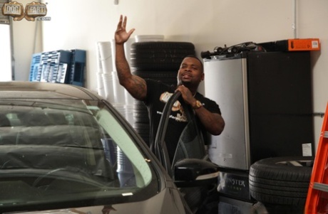 Татуированная белая цыпочка с увеличенными сиськами отсасывает группе чернокожих мужчин 5