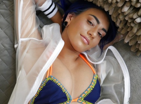 Худенькая красотка Дженис Гриффит сверкает лысой киской перед тем, как намазать себя маслом 2