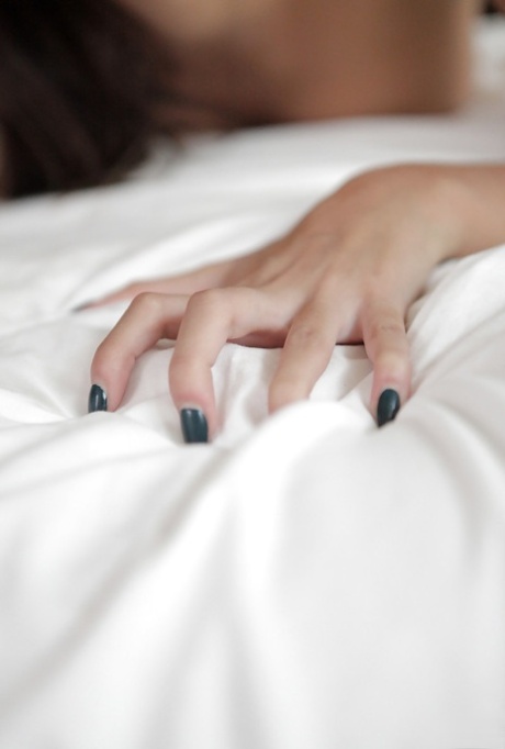 Брюнетку Дженис Гриффит трахнули в ее маленькую бритую киску 4