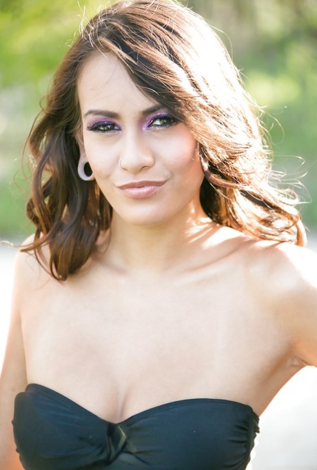 Похотливая молодая красотка Дженис Гриффит позирует на открытом воздухе в своем бикини 2