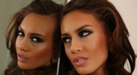 Великолепная брюнетка Джейни Гриффит сбрасывает шорты, чтобы выставить напоказ свою худенькую киску 12