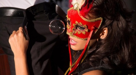 Одетая в косплей Дженис Гриффит делает минет в маске во время жесткого секса 10