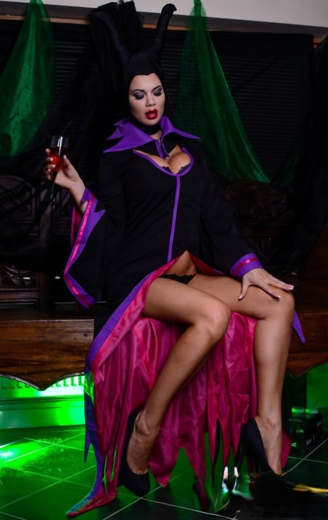 Британская модель Жасмин Дже ласкает свою проколотую киску в одежде для косплея 2