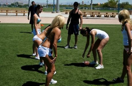 Горячая красотка Джейден Джеймс с огромными сиськами растягивает свою пизду 3