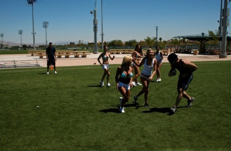 Горячая красотка Джейден Джеймс с огромными сиськами растягивает свою пизду 4