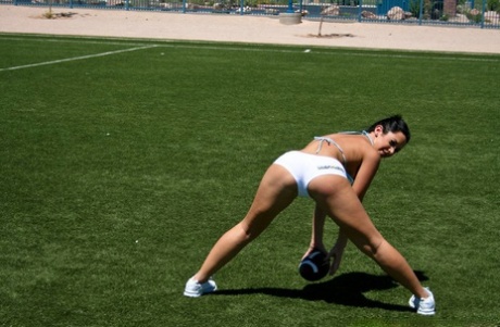 Горячая красотка Джейден Джеймс с огромными сиськами растягивает свою пизду 1