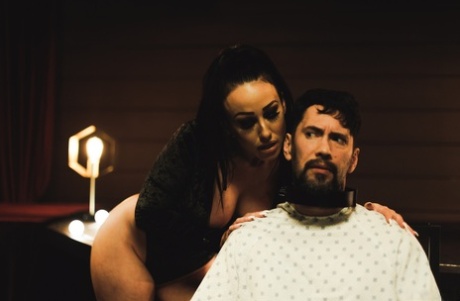 Милфа брюнетка Дженнифер Уайт занимается жестким сексом на кожаном пуфике 4