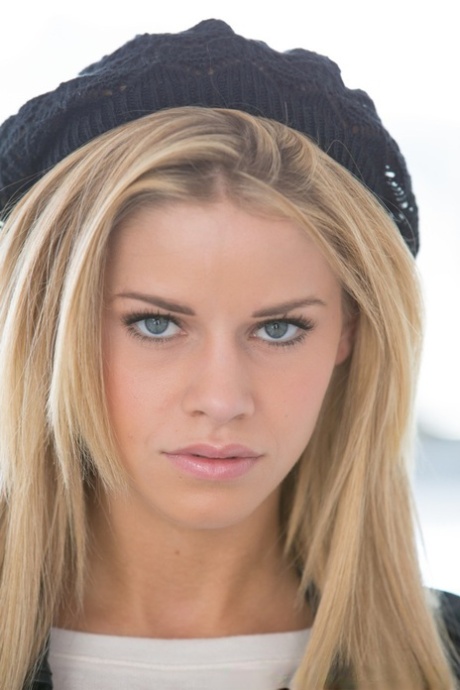 Дерзкая блондинка с маленькими сиськами Джесса Роудс предпочитает стриптиз 3