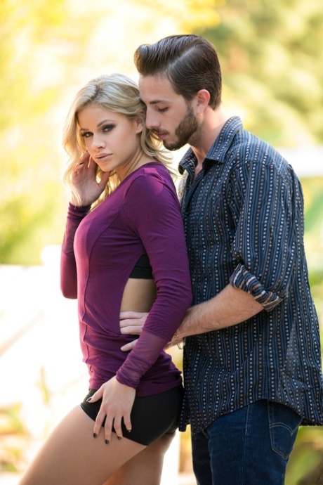 Красивая блондинка Джесса Роудс раздевается догола, чтобы доставить удовольствие своему другу-мужчине 14