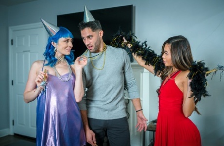 Горячие молодые девушки Jewelz Blu и Vina Sky занимаются групповым сексом во время вечеринки 2