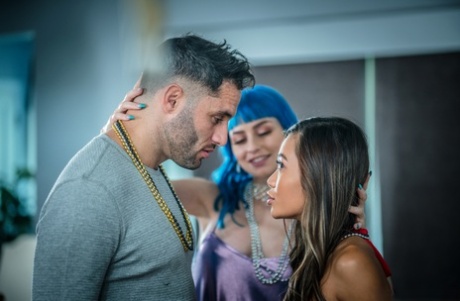 Горячие молодые девушки Jewelz Blu и Vina Sky занимаются групповым сексом во время вечеринки 3