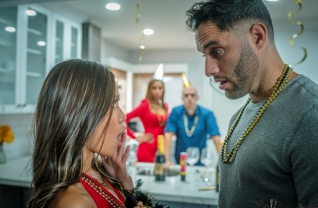 Горячие молодые девушки Jewelz Blu и Vina Sky занимаются групповым сексом во время вечеринки 5