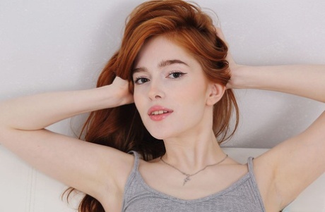 Рыжеволосая Джиа Лисса снимает хлопчатобумажные трусики для дрочки киски крупным планом 6