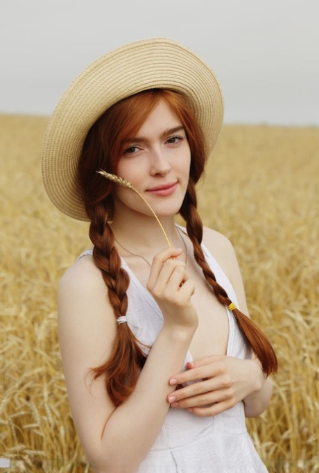 Молодая рыжеволосая Джиа Лисса раздевается догола во время пикника на овсяном поле 2