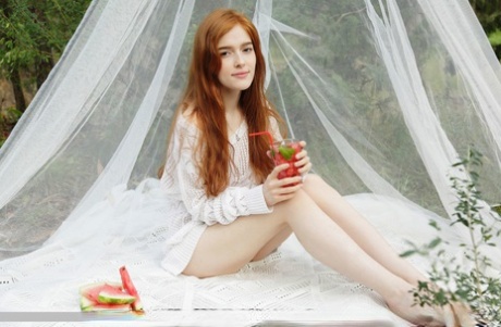 Горячая рыжеволосая Джиа Лисса обнажает свою плоскую подростковую грудь, когда раздевается 1