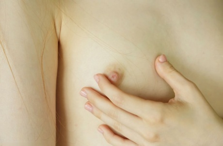 Молодая рыжеволосая Цзя Лисса с гордостью демонстрирует свой свежевыстриженный куст 5