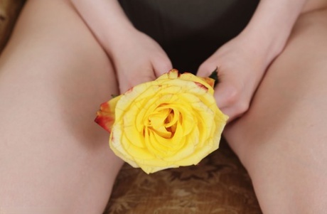 Цзя лежит голая на диване, она играет с желтой розой, скользя ею по всему телу. 12