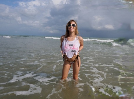 Джозефина Джексон обнажает свои огромные сиськи из майки в океане 7