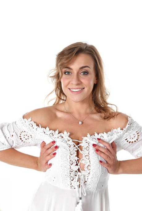 Горячая молоденькая Джозефина Джексон освобождает свои великолепные сиськи, раздеваясь догола, чтобы подрочить 2