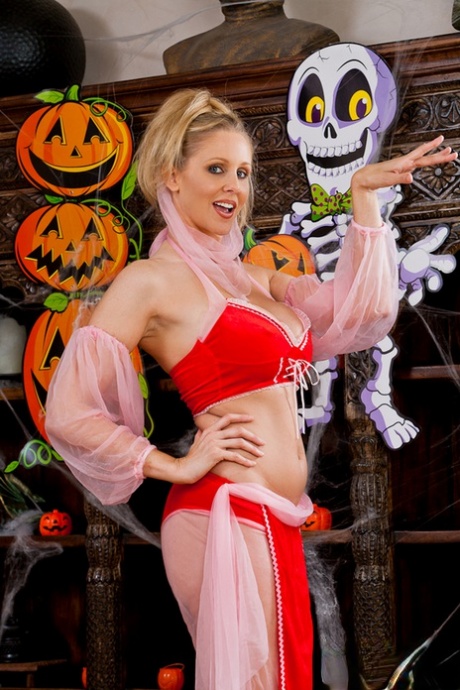 Белокурая пума Джулия Энн трахает подругу своего сына в наряде 