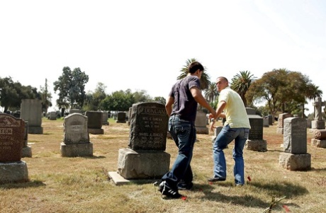 Красотка с большой грудью Алексис Бриз занимается диким жестким анальным сексом 2