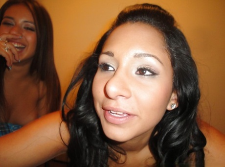 Латиноамериканские подростки Джинкс Мейз и Ким Кеннеди целуются и сосут сиськи друг друга 9