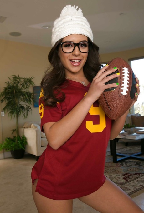 Латиноамериканская красотка в очках Jynx Maze приглашает всех в свою попку 1