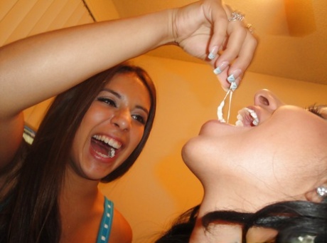 Латиноамериканские подростки Джинкс Мейз и Ким Кеннеди целуются и сосут сиськи друг друга 5