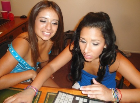 Латиноамериканские подростки Джинкс Мейз и Ким Кеннеди целуются и сосут сиськи друг друга 8