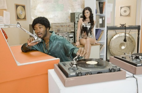 Лучшие порнозвезды воспроизводят классическое телешоу 70-х годов с точки зрения XXX 4