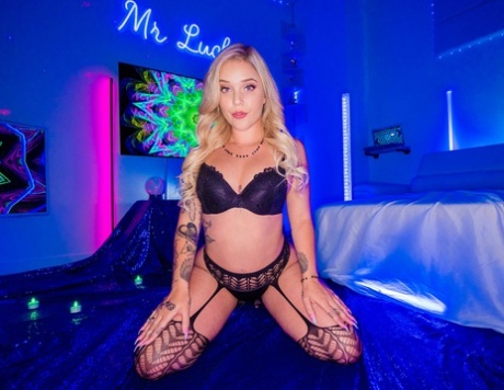 Татуированная блондинка Кали Роузс занимается сексом от первого лица в сексуальных чулках и подвязках 3