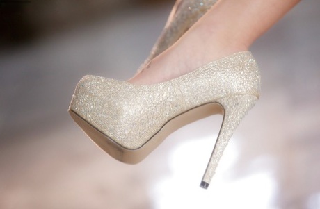 Красотка на высоких каблуках Кали Роуз задирает ноги, сидя на стуле, показывая пизду 11