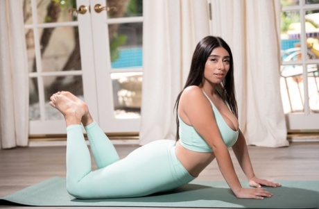 Три толстозадые женщины занимаются йогой в своей тренировочной одежде 6