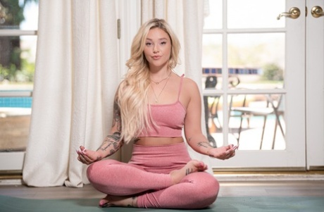 Три толстозадые женщины занимаются йогой в своей тренировочной одежде 3