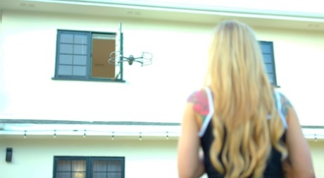 Молодые девушки Кали Роузс и Эмили Уиллис занимаются лесбийским сексом на кровати 1