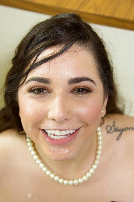 Сексуальная офисная секретарша Карли Грей получает сперму на свое красивое личико 16