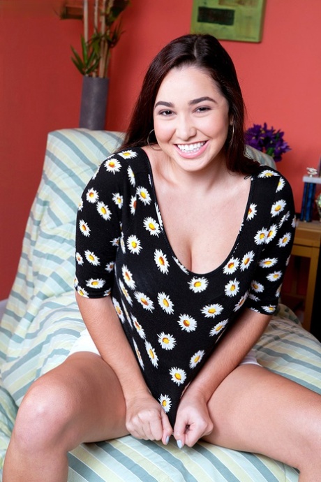 Неопытная Карли Грей отодвигает свои трусики в сторону, сидя на своей кровати 3