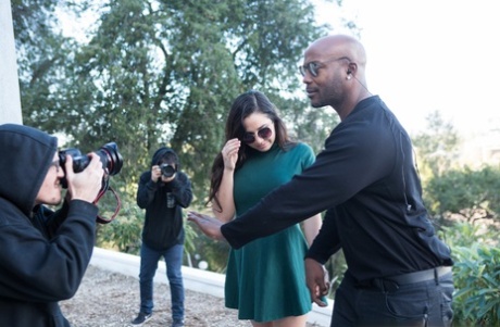 Грудастая Карли Грей сосет большой черный член и получает жесткий межрасовый трах 1