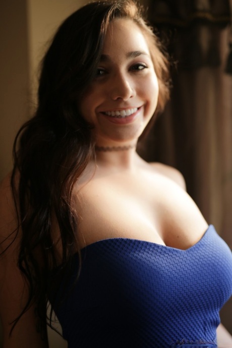 Грудастая брюнетка, не обнаженная соло-девушка Карли Грей позирует в сексуальном обтягивающем платье 8