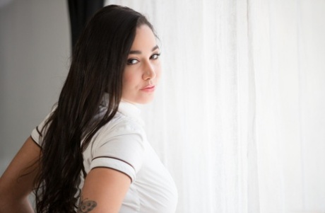 Соблазнительная девушка-одиночка Карли Грей обнажает свои красивые дыни, когда раздевается 5