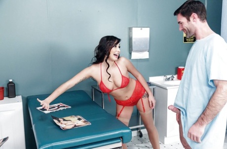 Брюнетка медсестра Карли Грей помогает донору спермы кончить на лицо 4