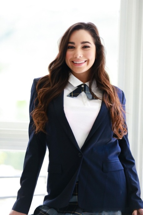 Девушка-одиночка Карли Грей снимает школьную одежду, чтобы позировать обнаженной в гольфах до колен 1